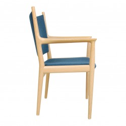 Hans Wegner PP-513 armstol af eg og blåt Halllingdal stof Hans Wegner PP-513 armstol af eg og blåt Halllingdal stof