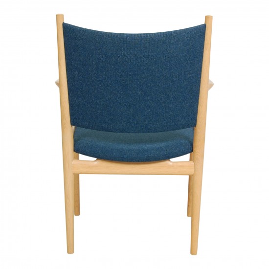 Hans Wegner PP-513 armchairs with oak wood and blue Hallingdal fabric