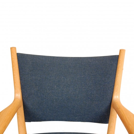 Hans Wegner PP-513 armchairs with oak wood and blue Hallingdal fabric