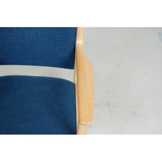Hans Wegner PP-513 armchairs with oak wood and blue Hallingdal fabric