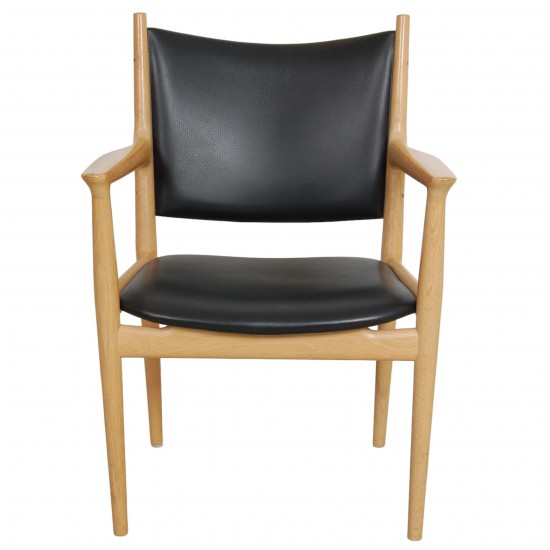 Hans Wegner PP-513 armchair of oak and black leather