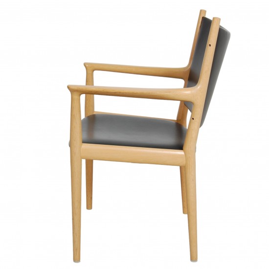 Hans Wegner PP-513 armchair of oak and black leather