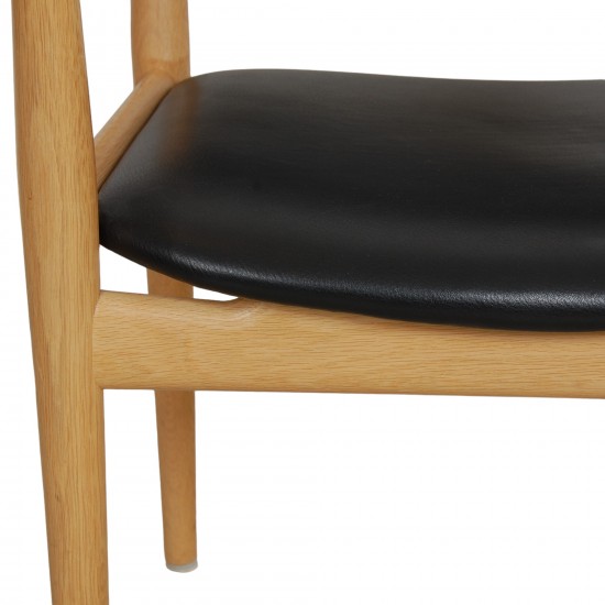 Hans Wegner PP-513 armchair of oak and black leather