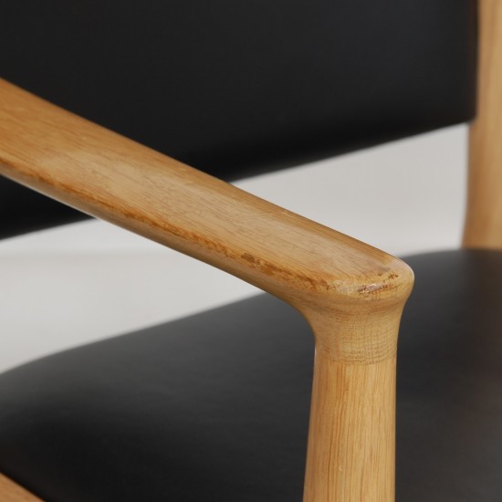 Hans Wegner PP-513 lænestol af eg og sort læder