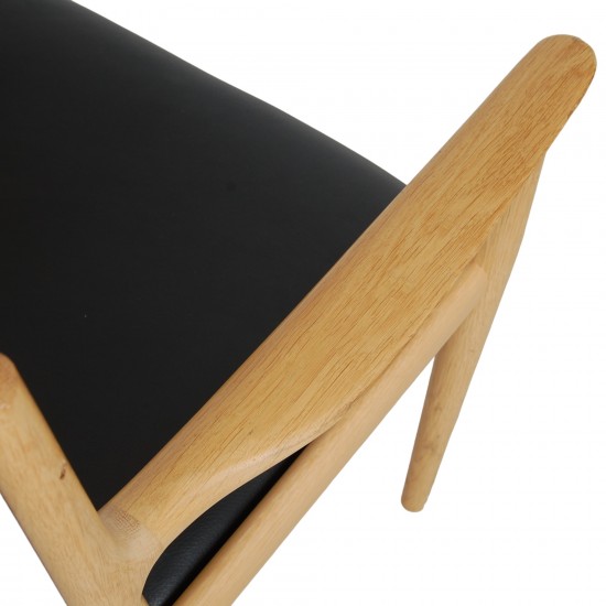 Hans Wegner PP-513 armchair of oak and black leather