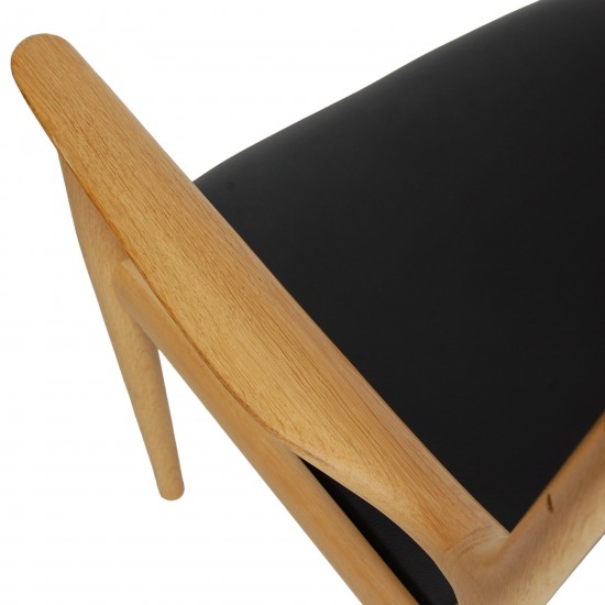 Hans Wegner PP-513 armchair of oak and black leather