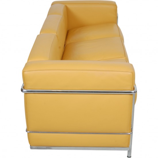 Le Corbusier LC2 3-personers sofa i karrygult læder