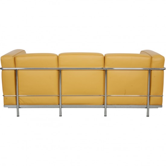 Le Corbusier LC2 3-personers sofa i karrygult læder
