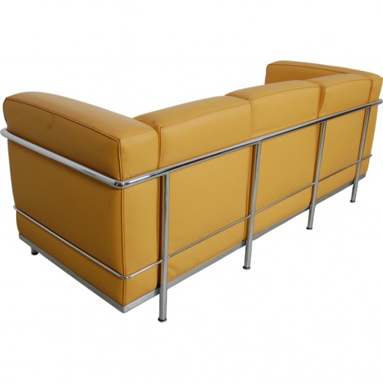 Le Corbusier LC2 3-personers sofa i karrygult læder