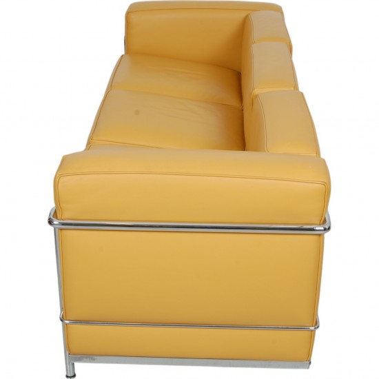 Le Corbusier LC2 3-personers sofa i karrygult læder