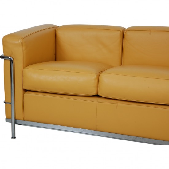 Le Corbusier LC2 3-personers sofa i karrygult læder