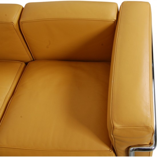Le Corbusier LC2 3-personers sofa i karrygult læder