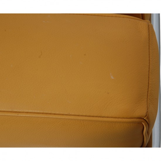 Le Corbusier LC2 3-personers sofa i karrygult læder