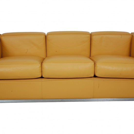 Le Corbusier LC2 3-personers sofa i karrygult læder