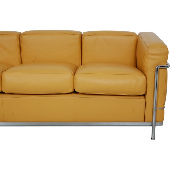 Le Corbusier LC2 3-personers sofa i karrygult læder