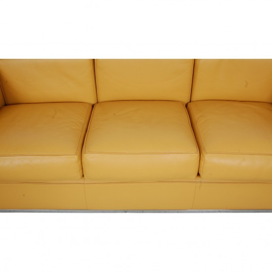 Le Corbusier LC2 3-personers sofa i karrygult læder