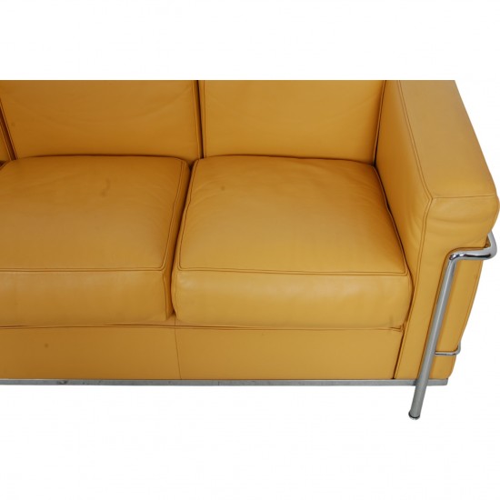 Le Corbusier LC2 3-personers sofa i karrygult læder