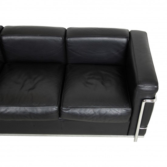 Le Corbusier LC2/3-personers sofa i sort læder og stål