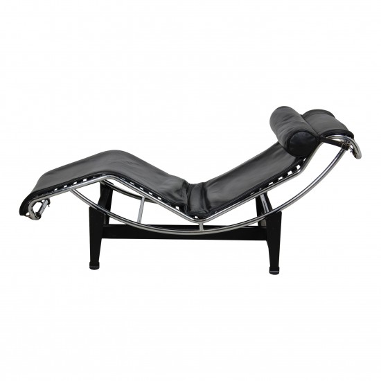 Le Corbusier LC-4 lounge chair in black leather