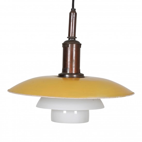 Poul Henningsen pendel lampe i gul og hvid farve