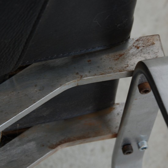 Poul Kjærholm PK-22 lænestol i patineret sort læder