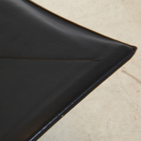 Poul Kjærholm PK-22 lounge chair in patinated black leather