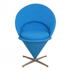 Verner Panton 1926-1998 Stol, Cone Chair / Kræmmerhusstolen, fuldpolstret med lyseblåt 'Hallingdal' uld Verner Panton 1926-1998 Stol, Cone Chair / Kræmmerhusstolen, fuldpolstret med lyseblåt 'Hallingdal' uld