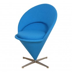 Verner Panton 1926-1998 Stol, Cone Chair / Kræmmerhusstolen, fuldpolstret med lyseblåt 'Hallingdal' uld Verner Panton 1926-1998 Stol, Cone Chair / Kræmmerhusstolen, fuldpolstret med lyseblåt 'Hallingdal' uld