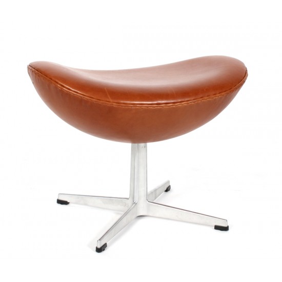 Arne Jacobsen 1902-1971. Skammel til 'Ægget', model 3127, fuldpolstret med cognac elegance læder. Arne Jacobsen 1902-1971. Skammel til 'Ægget', model 3127, fuldpolstret med cognac elegance læder.