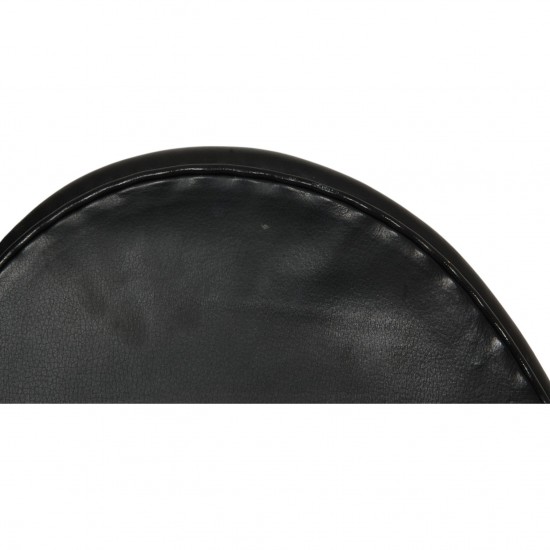 Arne Jacobsen Swan chair in original black Aura leather