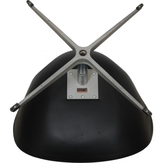 Arne Jacobsen Swan chair in original black Aura leather