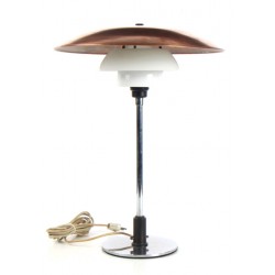 Poul Henningsen PH 4/3 bordlampe med stel af forniklet messing, skærme af trelags opalglas, top af afsyret kobber Poul Henningsen PH 4/3 bordlampe med stel af forniklet messing, skærme af trelags opalglas, top af afsyret kobber