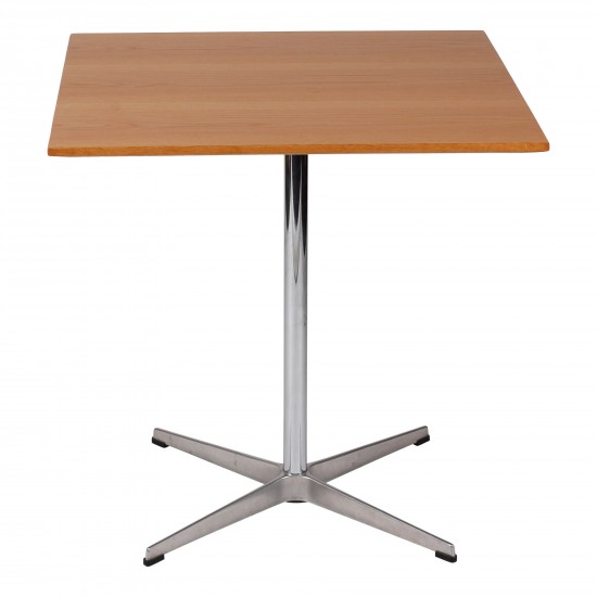 Arne Jacobsen cafebord med plade af fineret egetræ 70x70 cm