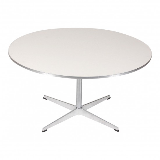 Arne Jacobsen coffee table with white laminate and metal border Ø: 90 cm