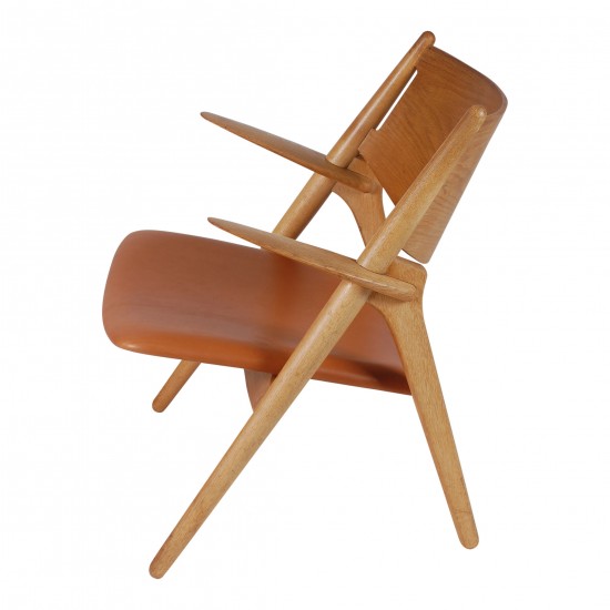 Hans J Wegner Savbuk lænestol med sæde af cognac anilin læder