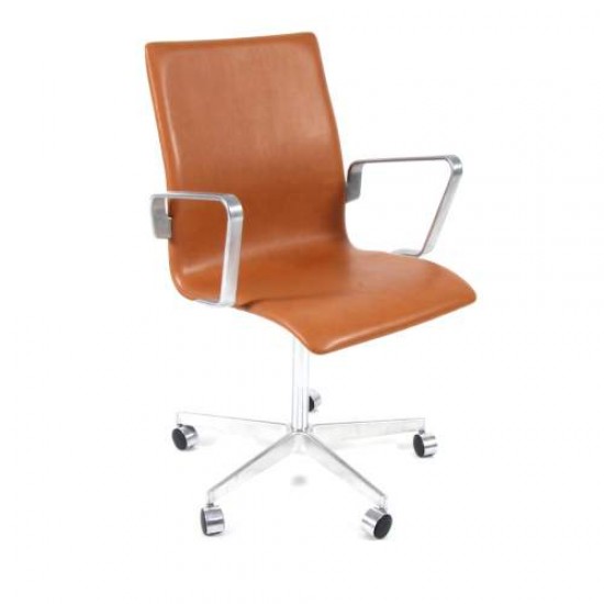 Ombetrækning af Arne Jacobsen oxford stol i læder med armlæn