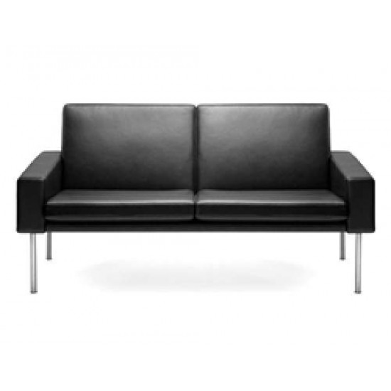 Upholstery of Hans J Wegner sofa with leather