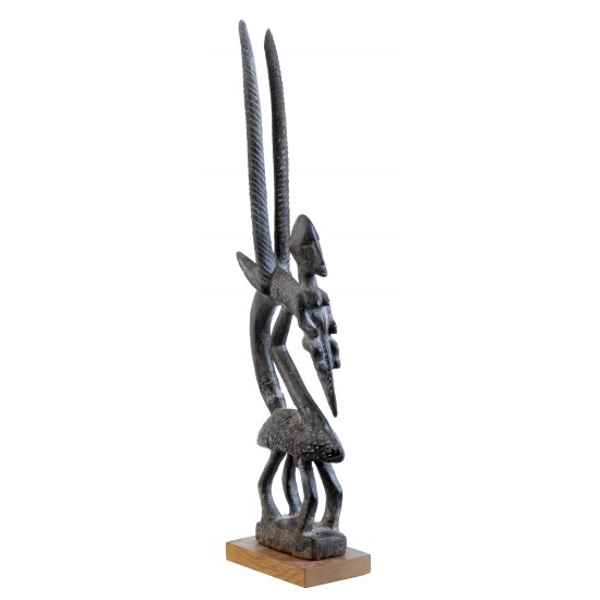 Afrikansk statuette udført i håndskåret træ, 1900 årh, fremstår med patina, H: 67  cm