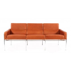 Arne Jacobsen 3pers Lufthavnssofa nypolstret i Cognac Anilin læder Arne Jacobsen 3pers Lufthavnssofa nypolstret i Cognac Anilin læder