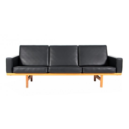 Hans J Wegner 3pers sofa, Ge-236/3 nypolstret i sort bizon læder