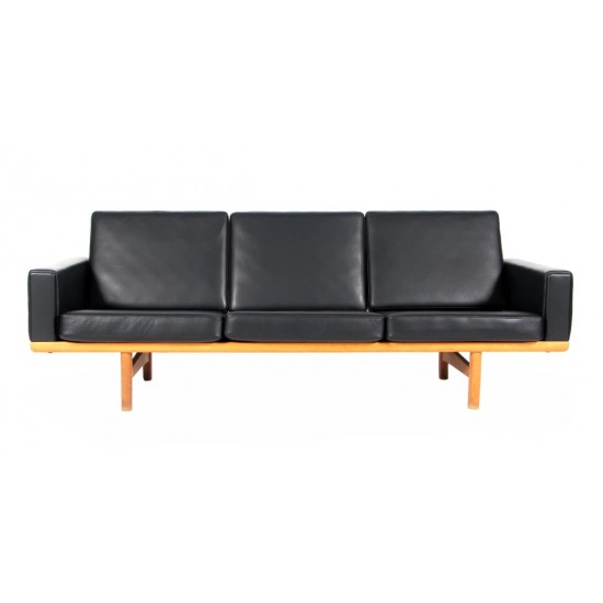 Hans J Wegner 3pers sofa, Ge-236/3 newly upholstered with black bison leather