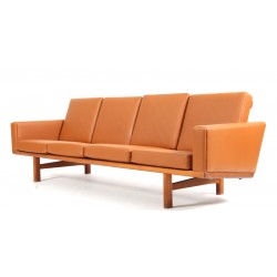 Hans J Wegner 4pers sofa, Ge-236/4 nypolstret i cognac bizon læder Hans J Wegner 4pers sofa, Ge-236/4 nypolstret i cognac bizon læder