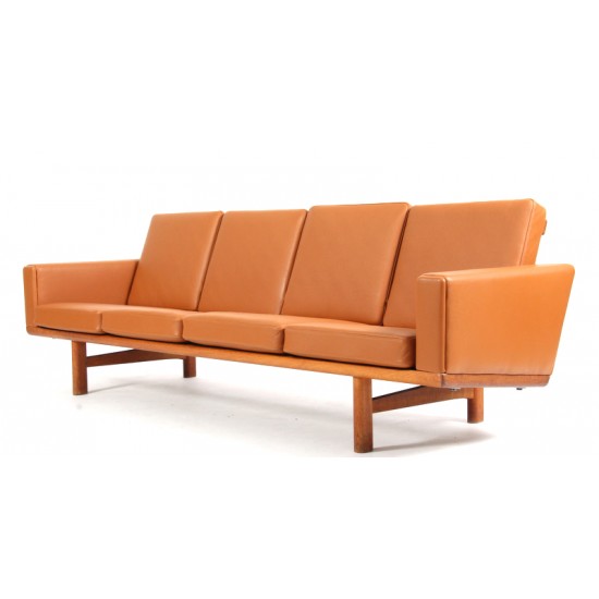 Hans J Wegner 4pers sofa, Ge-236/4 nypolstret i cognac bizon læder