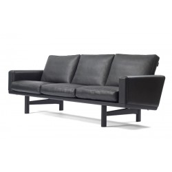 Hans J Wegner Sofa model GE-236/3 med stel af sort lakeret egetræ Hans J Wegner Sofa model GE-236/3 med stel af sort lakeret egetræ