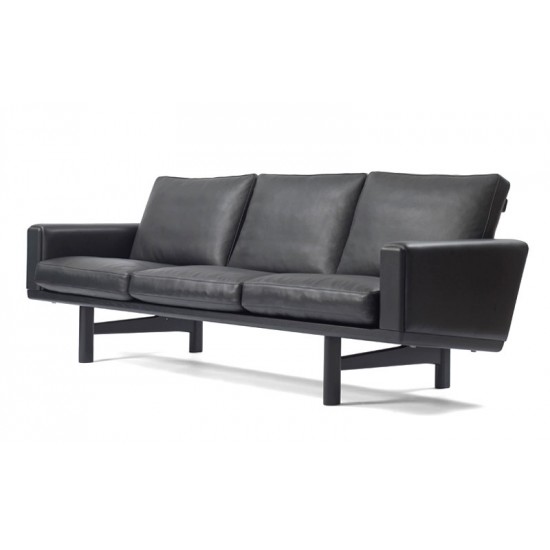 Hans J Wegner Sofa model GE-236/3 med stel af sort lakeret egetræ