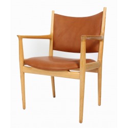 Hans J Wegner Armstol med stel af massivt egetræ, nybetrukket med cognac farvet anilin læder Hans J Wegner Armstol med stel af massivt egetræ, nybetrukket med cognac farvet anilin læder