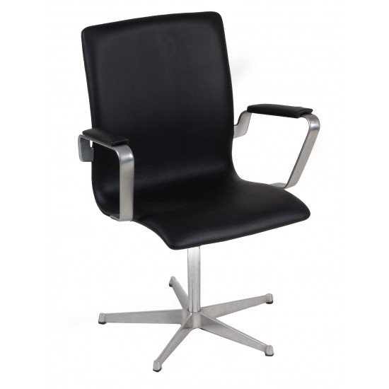 Arne Jacobsen Oxford chair, low back, upholstered armrests, black leather