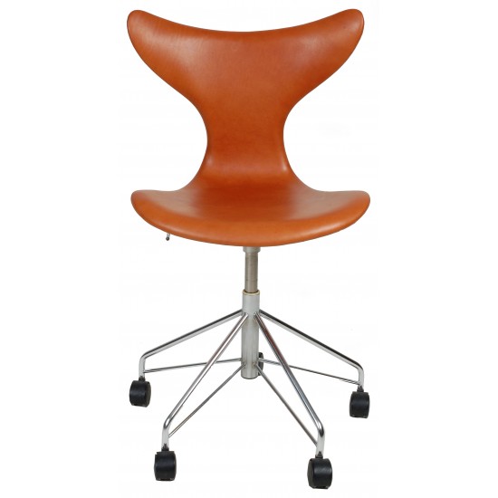 Arne Jacobsen: "Liljen", kontorstol med cognac læder