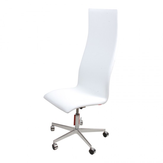 Arne Jacobsen Høj Oxford stol monteret med hvid savanne læder red label